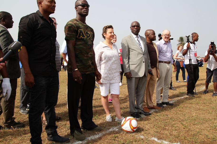 L&#39;ambasciatrice Usa Christine Elder pronta al calcio d&#39;inizio al Barclay Training Center di Monrovia (Epa)